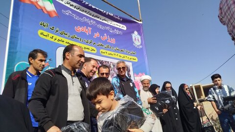 تصاویر/ برگزاری همایش پیاده‌روی در روستای ترک آباد اردکان