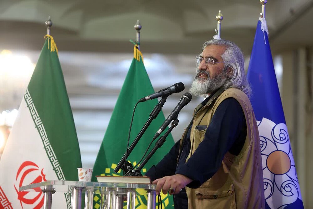 جریان‌های غرب‌گرا ملت ایران را عقب‌مانده جلوه می‌دهند