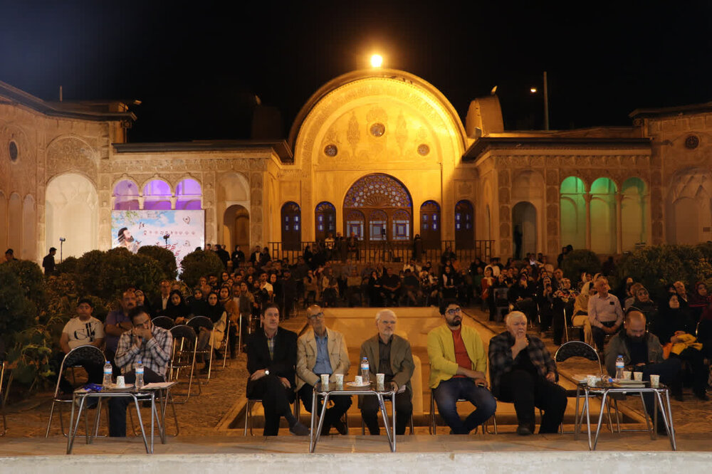 محفل ادبی «سوره تماشا» در کاشان برگزار شد