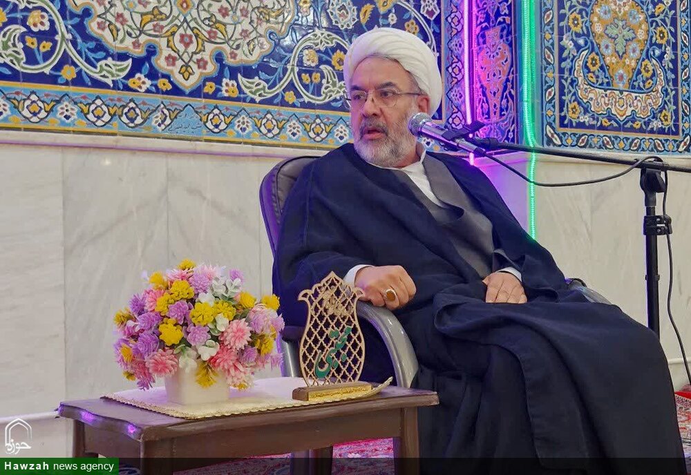 کوچک شمردن گناه و تأخیر در توبه از نشانه‌های فاصله از امام عصر(عج) است