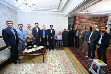 تصاویر / تجلیل استاندار همدان از خانواده شهدا و جانبازان حادثه ۳۰ مهر ۱۳۵۷ همدان