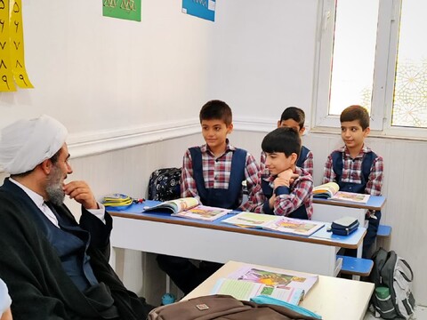 تصاویر/ دیدار صمیمی مدیر حوزه علمیه بوشهر با دانش‌آموزان