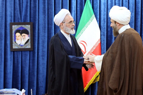 تصاویر/ دیدار حجت الاسلام مهدوی دانا روحانی مضروب در امامزاده یحیی با آیت الله اعرافی