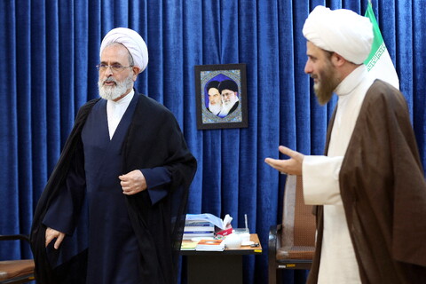 تصاویر/ دیدار حجت الاسلام مهدوی دانا روحانی مضروب در امامزاده یحیی با آیت الله اعرافی