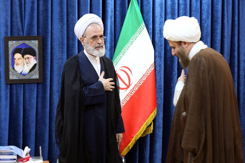 تصاویر/ دیدار حجت الاسلام مهدوی دانا روحانی مضروب در امامزاده یحیی با آیت الله اعرافی