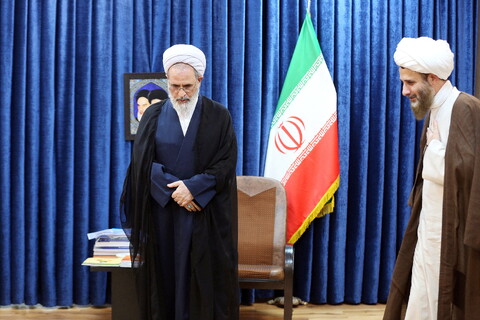 تصاویر/ دیدار حجت الاسلام مهدوی دانا روحانی مضروب در امامزاده یحیی با آیت الله اعرافی