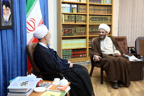 تصاویر/ دیدار حجت الاسلام مهدوی دانا روحانی مضروب در امامزاده یحیی با آیت الله اعرافی