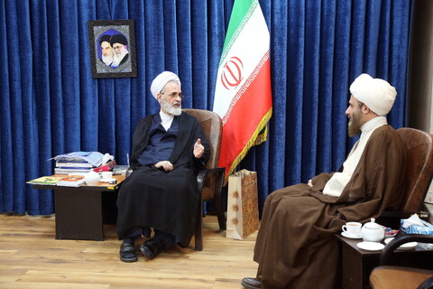 تصاویر/ دیدار حجت الاسلام مهدوی دانا روحانی مضروب در امامزاده یحیی با آیت الله اعرافی