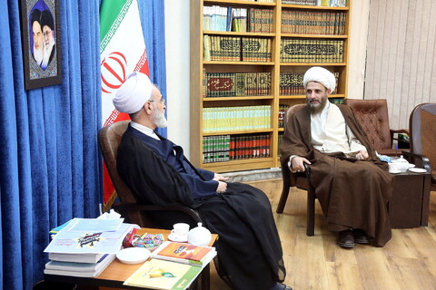 تصاویر/ دیدار حجت الاسلام مهدوی دانا روحانی مضروب در امامزاده یحیی با آیت الله اعرافی