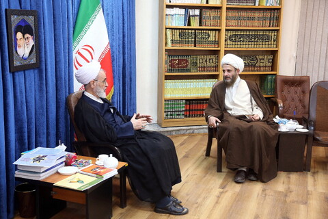 تصاویر/ دیدار حجت الاسلام مهدوی دانا روحانی مضروب در امامزاده یحیی با آیت الله اعرافی