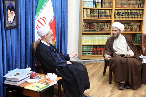 تصاویر/ دیدار حجت الاسلام مهدوی دانا روحانی مضروب در امامزاده یحیی با آیت الله اعرافی