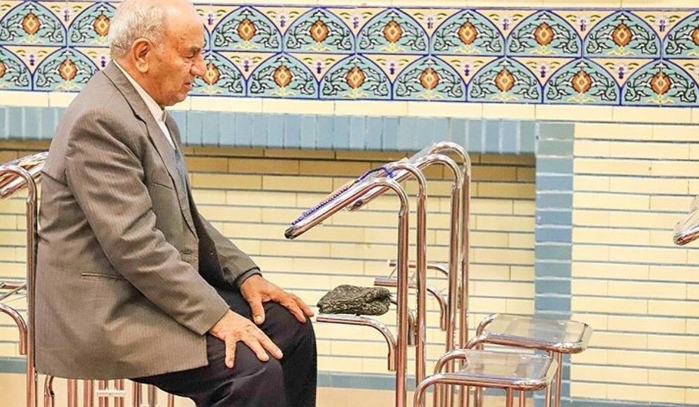 शरई अहकाम । अगर पूरी नमाज़ के दौरान खड़े नहीं रह सकते, तो किस तरह नमाज़ अदा करनी चाहिए?