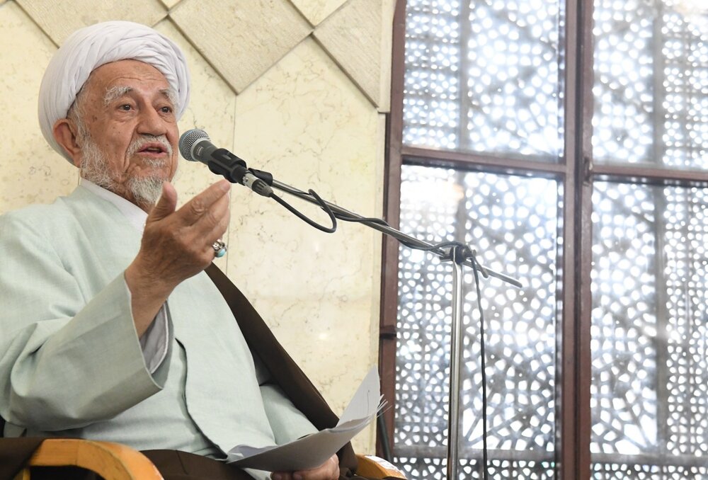 ریشه گرفتاری‌ها در غفلت از حقیقت نماز و ترک حضور قلب است