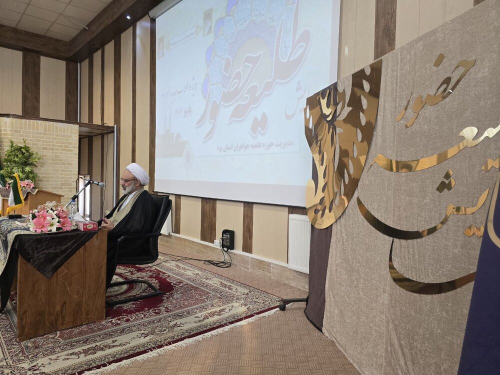 برگزاری همایش طلیعه حضور استان یزد با حضور طلایهداران طلبگی در قم برگزاری همایش طلیعه حضور استان یزد با حضور طلایهداران طلبگی در قم