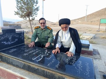 حضور امام جمعه نطنز بر مزار شهیدان زاهدی و زاهدزاده+عکس