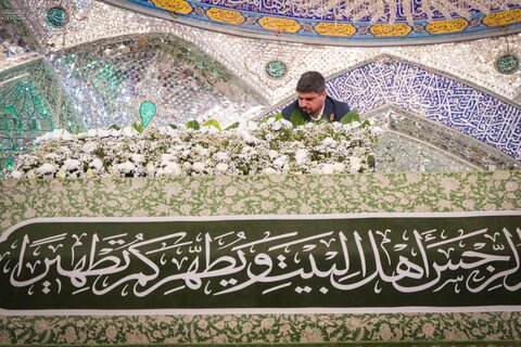 تزيين الضريح العلويّ بورود طبيعيّة احتفاءً بذكرى ولادة السيدة زينب (عليها السلام)