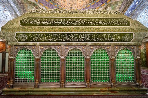 تزيين الضريح العلويّ بورود طبيعيّة احتفاءً بذكرى ولادة السيدة زينب (عليها السلام)