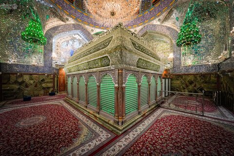 تزيين الضريح العلويّ بورود طبيعيّة احتفاءً بذكرى ولادة السيدة زينب (عليها السلام)