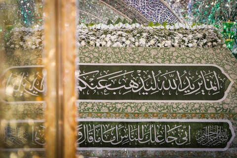 تزيين الضريح العلويّ بورود طبيعيّة احتفاءً بذكرى ولادة السيدة زينب (عليها السلام)