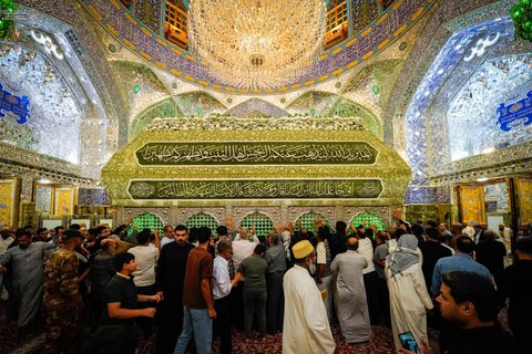 تزيين الضريح العلويّ بورود طبيعيّة احتفاءً بذكرى ولادة السيدة زينب (عليها السلام)