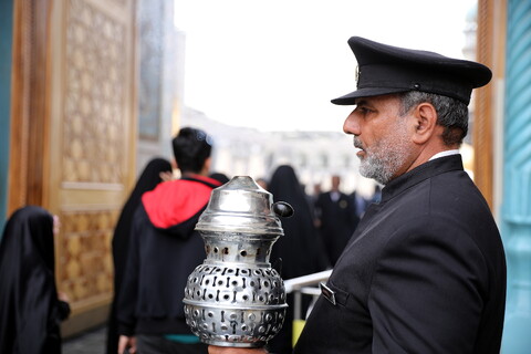 تصاویر/زیارت آستان مقدس امام رضا (ع) و بازدید میهمانان کنگره بین المللی میرزایی نائینی از مدرسه علمیه دو درب در حرم مطهر رضوی