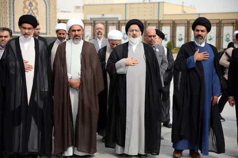 تصاویر/زیارت آستان مقدس امام رضا (ع) و بازدید میهمانان کنگره بین المللی میرزایی نائینی از مدرسه علمیه دو درب در حرم مطهر رضوی