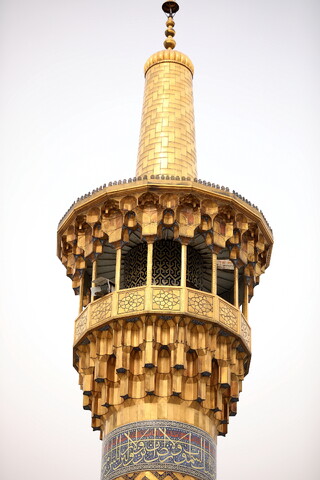 تصاویر/زیارت آستان مقدس امام رضا (ع) و بازدید میهمانان کنگره بین المللی میرزایی نائینی از مدرسه علمیه دو درب در حرم مطهر رضوی