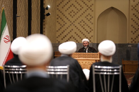 تصاویر/زیارت آستان مقدس امام رضا (ع) و بازدید میهمانان کنگره بین المللی میرزایی نائینی از مدرسه علمیه دو درب در حرم مطهر رضوی