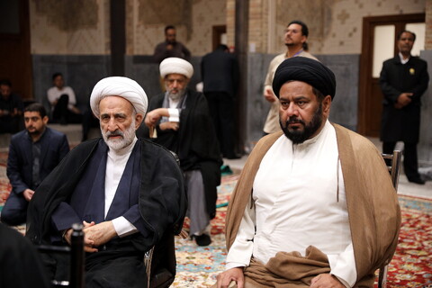 تصاویر/زیارت آستان مقدس امام رضا (ع) و بازدید میهمانان کنگره بین المللی میرزایی نائینی از مدرسه علمیه دو درب در حرم مطهر رضوی