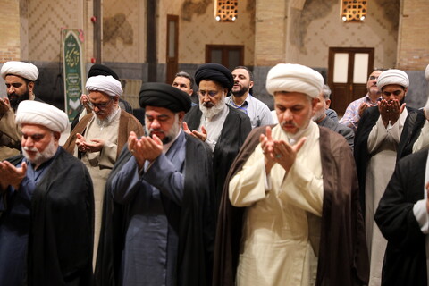 تصاویر/زیارت آستان مقدس امام رضا (ع) و بازدید میهمانان کنگره بین المللی میرزایی نائینی از مدرسه علمیه دو درب در حرم مطهر رضوی