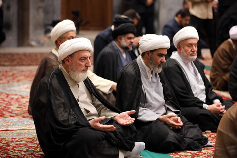 تصاویر/زیارت آستان مقدس امام رضا (ع) و بازدید میهمانان کنگره بین المللی میرزایی نائینی از مدرسه علمیه دو درب در حرم مطهر رضوی