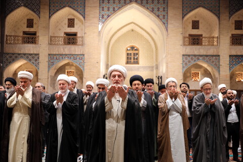 تصاویر/زیارت آستان مقدس امام رضا (ع) و بازدید میهمانان کنگره بین المللی میرزایی نائینی از مدرسه علمیه دو درب در حرم مطهر رضوی