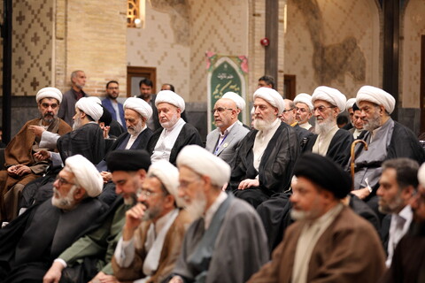 تصاویر/زیارت آستان مقدس امام رضا (ع) و بازدید میهمانان کنگره بین المللی میرزایی نائینی از مدرسه علمیه دو درب در حرم مطهر رضوی