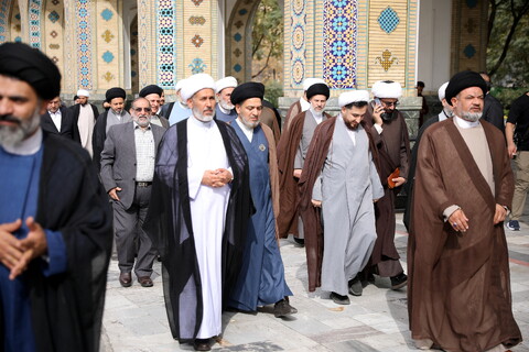 تصاویر/زیارت آستان مقدس امام رضا (ع) و بازدید میهمانان کنگره بین المللی میرزایی نائینی از مدرسه علمیه دو درب در حرم مطهر رضوی