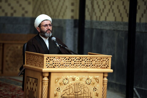 تصاویر/زیارت آستان مقدس امام رضا (ع) و بازدید میهمانان کنگره بین المللی میرزایی نائینی از مدرسه علمیه دو درب در حرم مطهر رضوی