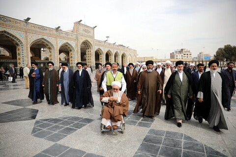 تصاویر/زیارت آستان مقدس امام رضا (ع) و بازدید میهمانان کنگره بین المللی میرزایی نائینی از مدرسه علمیه دو درب در حرم مطهر رضوی