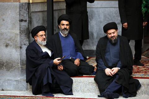 تصاویر/زیارت آستان مقدس امام رضا (ع) و بازدید میهمانان کنگره بین المللی میرزایی نائینی از مدرسه علمیه دو درب در حرم مطهر رضوی