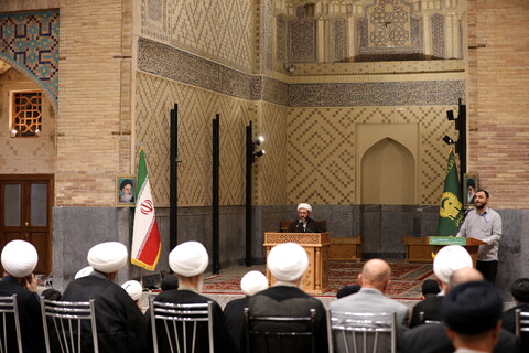 تصاویر/زیارت آستان مقدس امام رضا (ع) و بازدید میهمانان کنگره بین المللی میرزایی نائینی از مدرسه علمیه دو درب در حرم مطهر رضوی