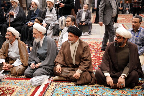 تصاویر/زیارت آستان مقدس امام رضا (ع) و بازدید میهمانان کنگره بین المللی میرزایی نائینی از مدرسه علمیه دو درب در حرم مطهر رضوی