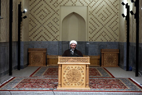 تصاویر/زیارت آستان مقدس امام رضا (ع) و بازدید میهمانان کنگره بین المللی میرزایی نائینی از مدرسه علمیه دو درب در حرم مطهر رضوی