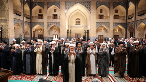 تصاویر/زیارت آستان مقدس امام رضا (ع) و بازدید میهمانان کنگره بین المللی میرزایی نائینی از مدرسه علمیه دو درب در حرم مطهر رضوی