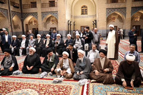 تصاویر/زیارت آستان مقدس امام رضا (ع) و بازدید میهمانان کنگره بین المللی میرزایی نائینی از مدرسه علمیه دو درب در حرم مطهر رضوی