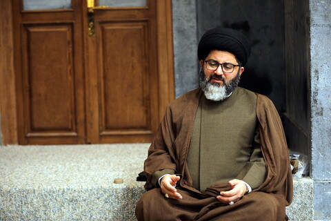 تصاویر/زیارت آستان مقدس امام رضا (ع) و بازدید میهمانان کنگره بین المللی میرزایی نائینی از مدرسه علمیه دو درب در حرم مطهر رضوی