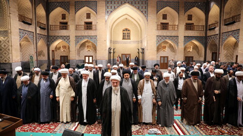 تصاویر/زیارت آستان مقدس امام رضا (ع) و بازدید میهمانان کنگره بین المللی میرزایی نائینی از مدرسه علمیه دو درب در حرم مطهر رضوی