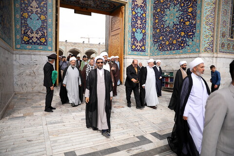 تصاویر/زیارت آستان مقدس امام رضا (ع) و بازدید میهمانان کنگره بین المللی میرزایی نائینی از مدرسه علمیه دو درب در حرم مطهر رضوی