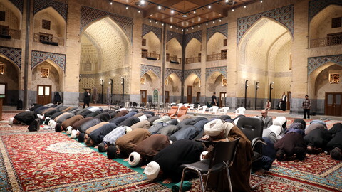 تصاویر/زیارت آستان مقدس امام رضا (ع) و بازدید میهمانان کنگره بین المللی میرزایی نائینی از مدرسه علمیه دو درب در حرم مطهر رضوی