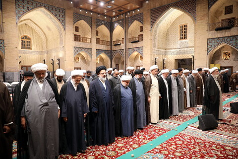 تصاویر/زیارت آستان مقدس امام رضا (ع) و بازدید میهمانان کنگره بین المللی میرزایی نائینی از مدرسه علمیه دو درب در حرم مطهر رضوی