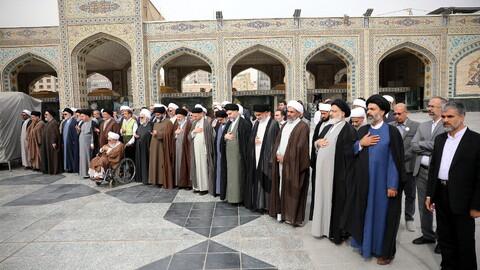 تصاویر/زیارت آستان مقدس امام رضا (ع) و بازدید میهمانان کنگره بین المللی میرزایی نائینی از مدرسه علمیه دو درب در حرم مطهر رضوی