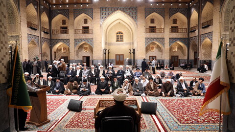 تصاویر/زیارت آستان مقدس امام رضا (ع) و بازدید میهمانان کنگره بین المللی میرزایی نائینی از مدرسه علمیه دو درب در حرم مطهر رضوی