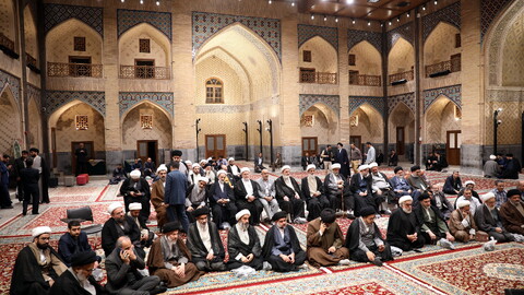 تصاویر/زیارت آستان مقدس امام رضا (ع) و بازدید میهمانان کنگره بین المللی میرزایی نائینی از مدرسه علمیه دو درب در حرم مطهر رضوی